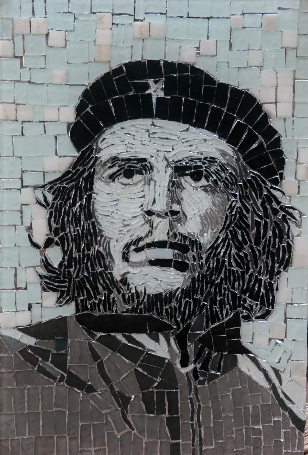 Retrato de Che Guevara em mosaico sobre vidro, do acervo antigo do artista.