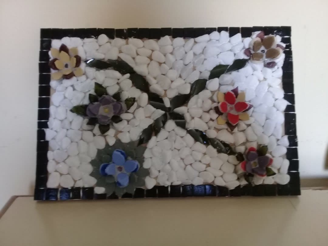 Pieza floral en mosaico blanco, del archivo antiguo de Javier Guerrero.