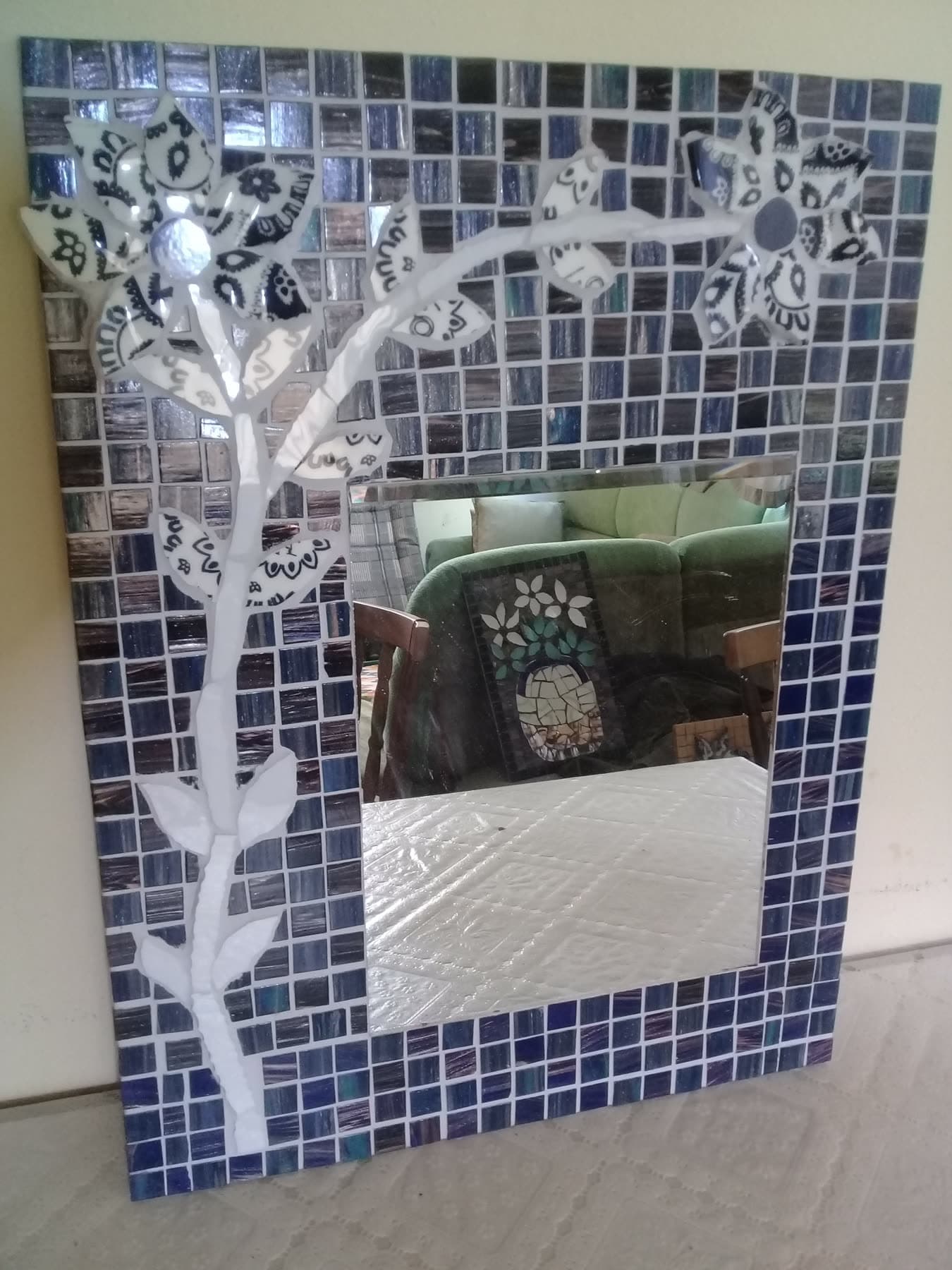 Pieza en mosaico con espejo, del archivo antiguo de Javier Guerrero.