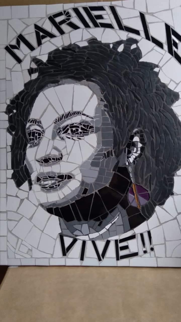 Retrato em mosaico com a frase Marielle Vive, do acervo aprovado do artista.