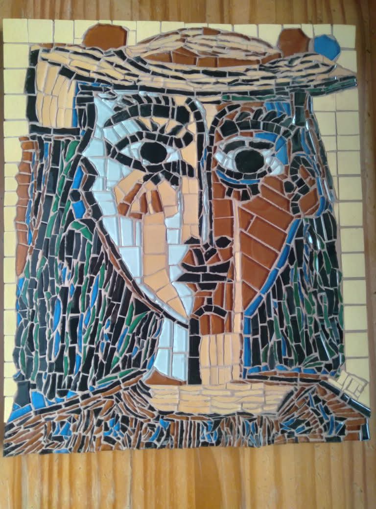 Retrato em mosaico em tons de terra, azul e marfim, do acervo aprovado do artista.
