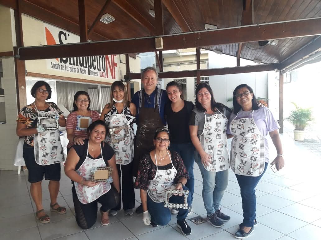 Javier Guerrero com participantes de uma atividade formativa em mosaico.