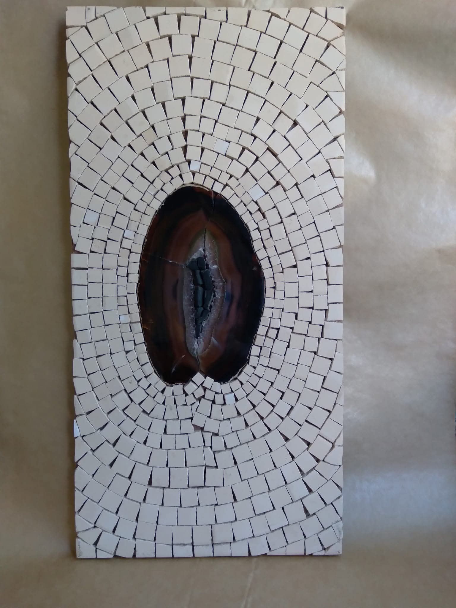 Obra em mosaico branco com pedra central, do acervo aprovado do artista.