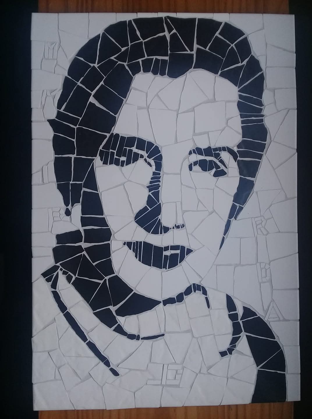 Retrato em mosaico monocromatico do acervo aprovado do artista.